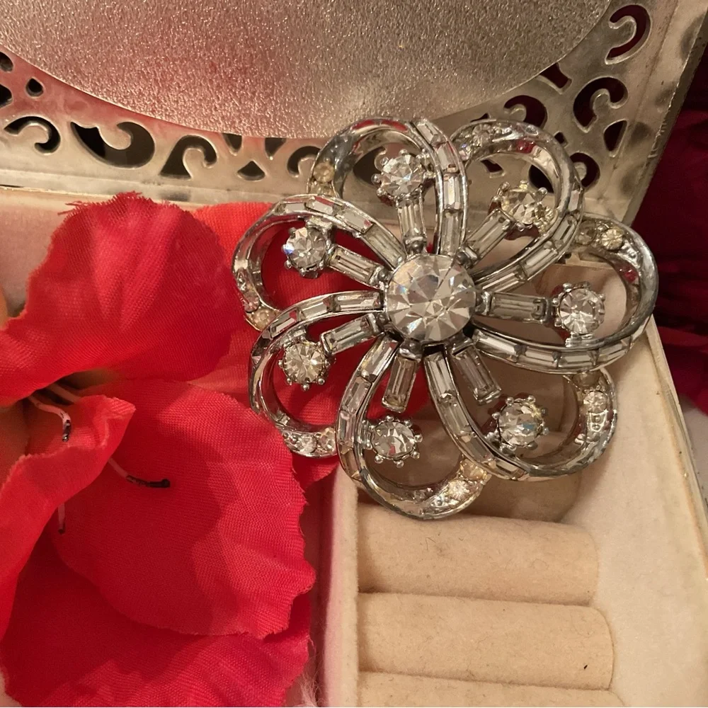BEAUTIFUL VINTAGE 1950’s SIGNED CORO CLEAR CRYSTAL PIN/BROOCH - Picture 1 of 10